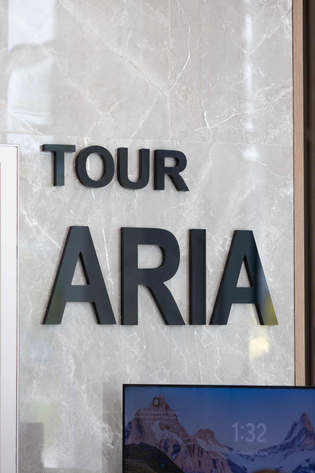 Logo de la tour Aria dans le lobby