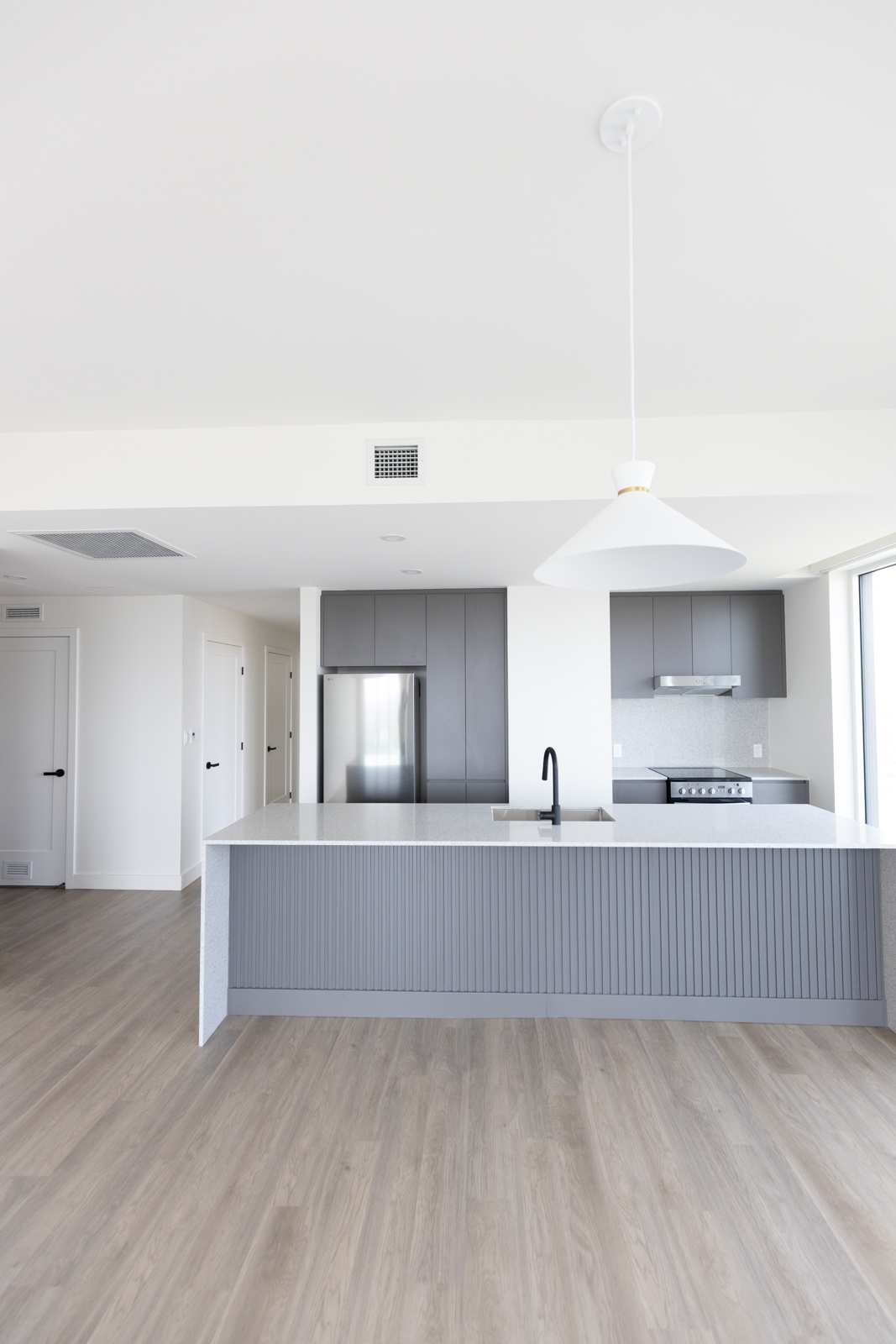 Cuisine avec ilot d'un condo dans la tour Aria